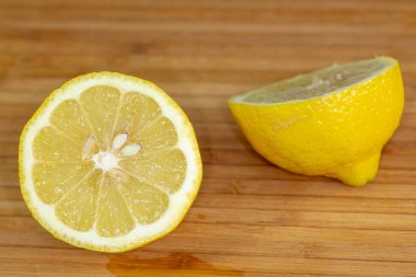 İki dilimlenmiş limon yakın çekim