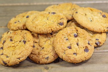 Çikolatalı kurabiye onları çöl için yemek çocuklar için bekliyor yığınının