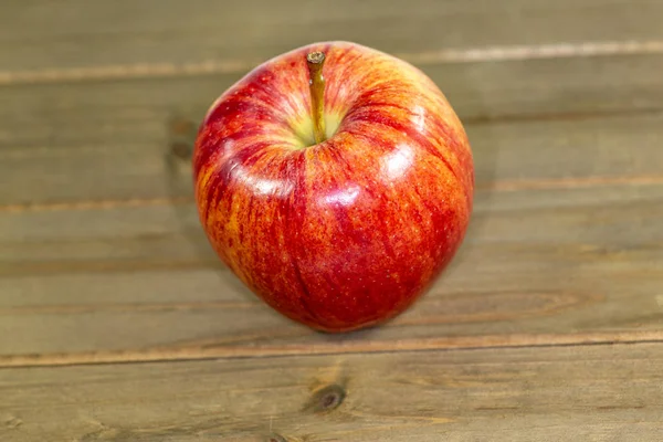 Rött Äpple Väntar Att Ätas Köksbordet — Stockfoto