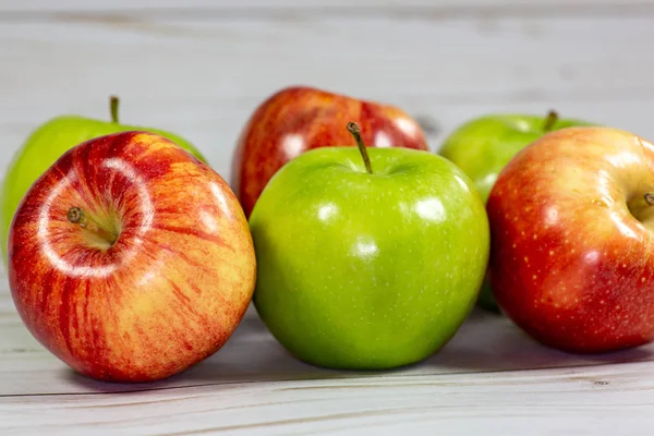 Pommes Vertes Rouges Qui Attendent Être Mangées Sur Table Cuisine — Photo