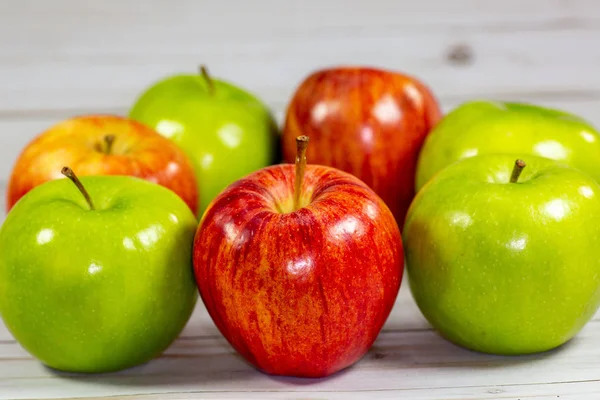 Pommes Vertes Rouges Qui Attendent Être Mangées Sur Table Cuisine — Photo