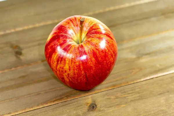 Rött Äpple Väntar Att Ätas Köksbordet — Stockfoto