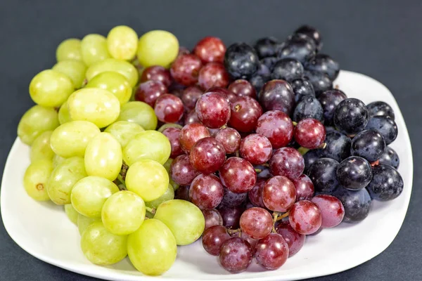 Czarny Czerwony Zielony Winogron Bez Pestek Misce Głęboko Biały Białym — Zdjęcie stockowe
