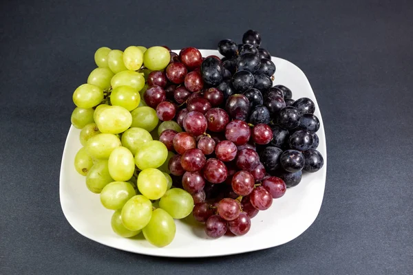 Schwarze Rote Grüne Kernlose Trauben Einer Tiefweißen Schale Auf Einer — Stockfoto