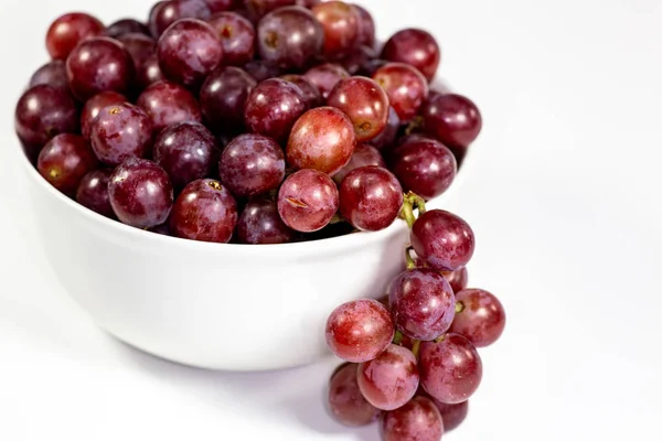 Uvas Rojas Sin Semillas Tazón Blanco Profundo Cuento Blanco Esperando —  Fotos de Stock