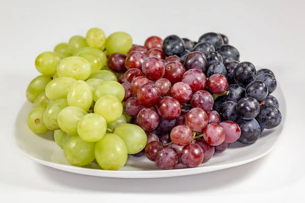 Uvas Negras Rojas Verdes Sin Semillas Tazón Blanco Profundo Cuento —  Fotos de Stock