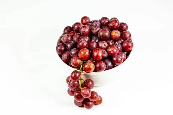 Uvas Vermelhas Sem Sementes Uma Tigela Branca Profunda Conto Branco — Fotografia de Stock