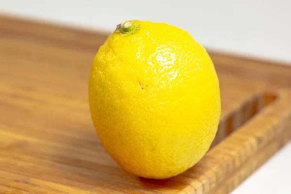 Один Лимон Обробній Дошці Кухонному Столі Чекає Нарізання — стокове фото