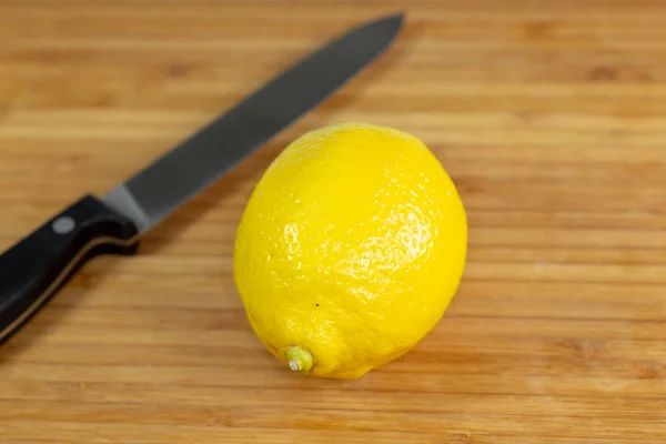 Лимон Будучи Порізаний Наполовину Обробна Дошка Кухонному Столі — стокове фото