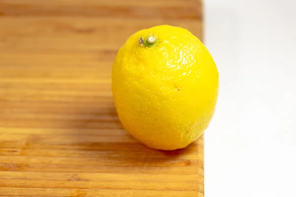 Один Лимон Обробній Дошці Кухонному Столі Чекає Нарізання — стокове фото