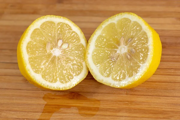 Крупным Планом Лимона Разрезанного Надвое — стоковое фото