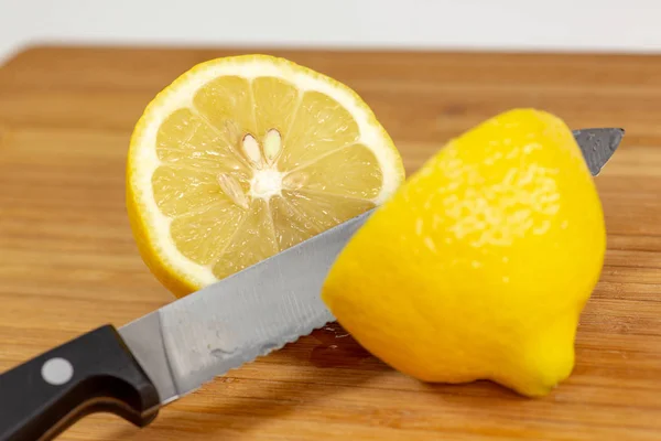 Крупным Планом Лимона Разрезанного Надвое — стоковое фото