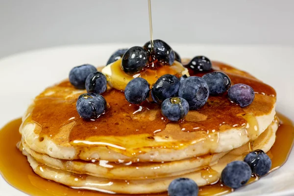 Menuang Sirup Atas Mentega Tumpukan Blueberry Pancake Meja Dapur Menunggu — Stok Foto