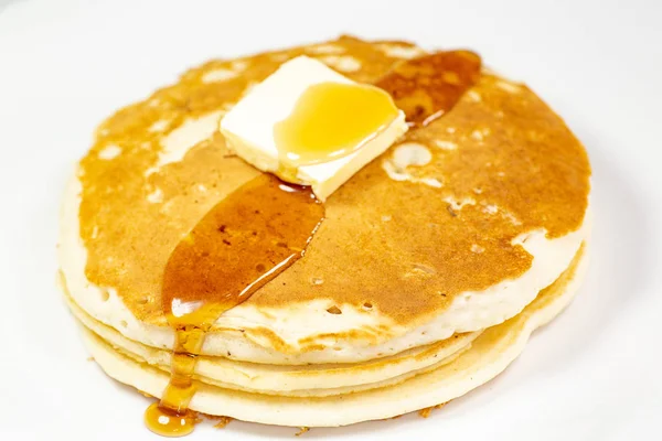 Pancake Dengan Satu Persegi Mentega Dan Sirup Atas Meja Dapur — Stok Foto