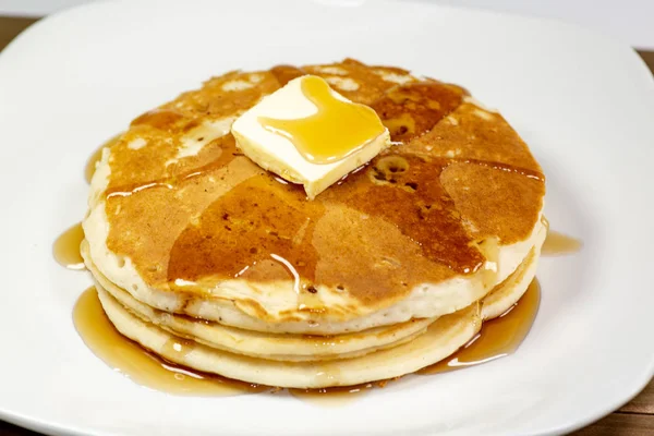 Pancake Dengan Satu Persegi Mentega Dan Sirup Atas Meja Dapur — Stok Foto