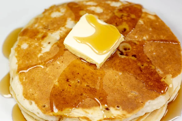 Pancake Dengan Satu Persegi Mentega Dan Sirup Atas Meja Dapur — Stok Foto