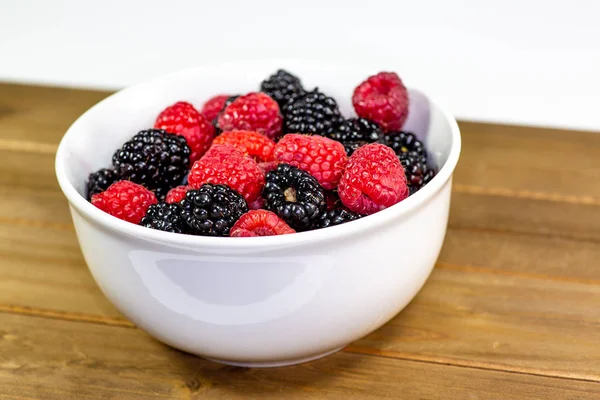 Tazón Blanco Con Una Mezcla Frambuesas Moras Una Mesa Cocina — Foto de Stock