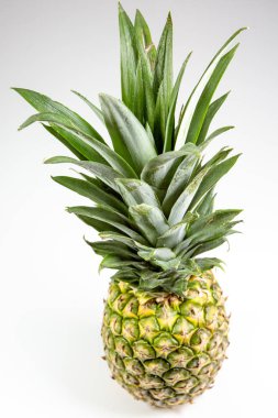 Ananas daha oymak ve hizmet Şef için bekleyen bir tablo