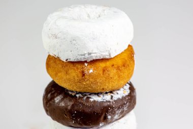 Çörek, toz donut, çikolatalı çörek ve düz çörek ve yenmek için bekleyen bir tablo çeşitleri