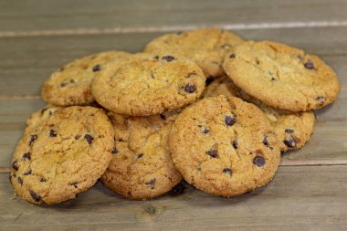 Çikolatalı kurabiye onları çöl için yemek çocuklar için bekliyor yığınının