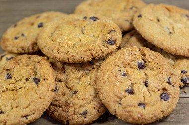 Çikolatalı kurabiye onları çöl için yemek çocuklar için bekliyor yığınının