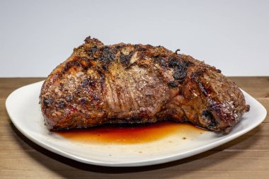 Mutfak masasında gezi ipucu biftek ızgara kapalı ve beyaz bir plaka üzerine taze