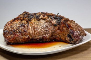 Mutfak masasında gezi ipucu biftek ızgara kapalı ve beyaz bir plaka üzerine taze