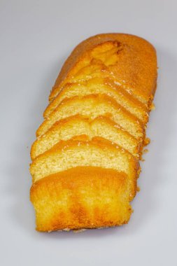 Sade kek yemiş olmak için bekleyen bir mutfak masasında dilimlenmiş