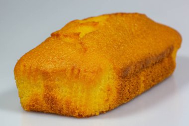 Sade kek yemiş olmak için bekleyen bir mutfak masasında dilimlenmiş