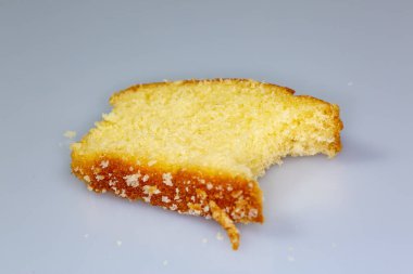 Sade kek yemiş olmak için bekleyen bir mutfak masasında dilimlenmiş