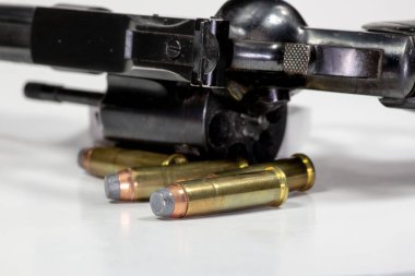 Bir 357 Magnum tabanca ve mermi bir tablo