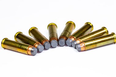Beyaz bir tezgahın üzerine döşeme 357 magnum mermi