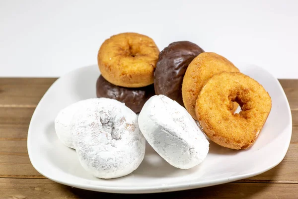 Uma Variedade Donuts Donuts Donuts Chocolate Donuts Simples Uma Mesa — Fotografia de Stock