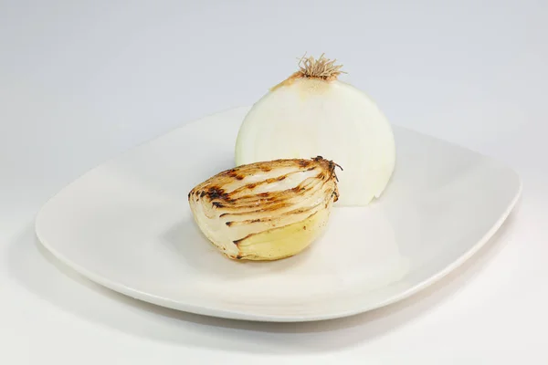 Grilled Onion Freshly Removed Grilled Placed White Plate Table — Stock Photo, Image