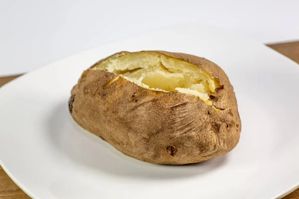 Voll Beladene Ofenkartoffeln Auf Einem Weißen Teller Auf Dem Küchentisch — Stockfoto