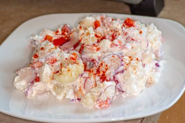 Karnabahar düşük carb ve bu Keto diyet için iyi bir patates salata yerine şut. Karnabahar, turp, tatlı soğan ve kırmızı biber kırmızı biber serpin yapılan.