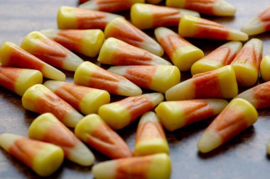 Onları Cadılar bayramında kızdırma yapma bir kırmızı cam mumluk ile Mısır ahşap bir masa üzerinde bir Cadılar Bayramı tedavi şeker