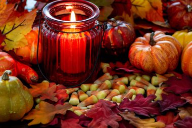 Onları Cadılar bayramında kızdırma yapma bir kırmızı cam mumluk ile Mısır ahşap bir masa üzerinde bir Cadılar Bayramı tedavi şeker