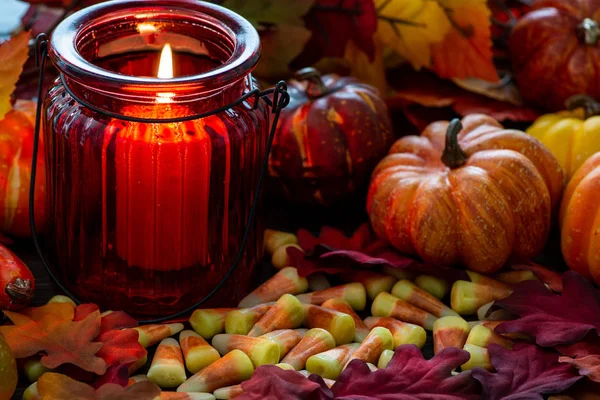 Onları Cadılar bayramında kızdırma yapma bir kırmızı cam mumluk ile Mısır ahşap bir masa üzerinde bir Cadılar Bayramı tedavi şeker