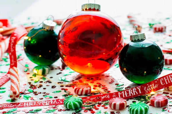 Décoration Avec Boule Ornement Noël Remplie Liquide Rouge Deux Boules Images De Stock Libres De Droits