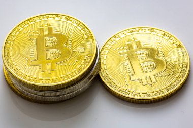 Bitcoins yığını ve beyaz bir tablo kripto diğer para birimleri.
