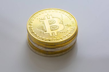 Bitcoins yığını ve beyaz bir tablo kripto diğer para birimleri.
