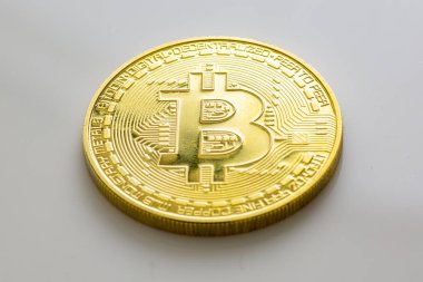 Bitcoins yığını ve beyaz bir tablo kripto diğer para birimleri.