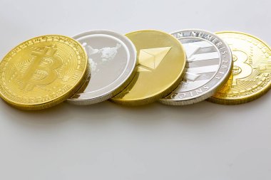 Bitcoins yığını ve beyaz bir tablo kripto diğer para birimleri.