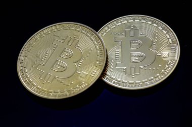 Bitcoins, Ethereum, Litecoin, dalgalanma ve bir masada kripto diğer para yığını.