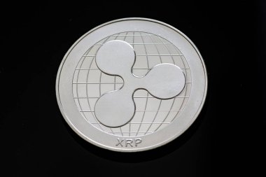 Bitcoins, Ethereum, Litecoin, dalgalanma ve bir masada kripto diğer para yığını.