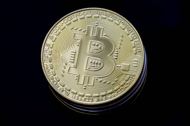 Bitcoins, Ethereum, Litecoin, dalgalanma ve bir masada kripto diğer para yığını.