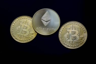 Bitcoins, Ethereum, Litecoin, dalgalanma ve bir masada kripto diğer para yığını.