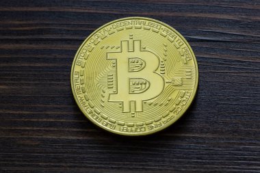Bitcoins, Ethereum, Litecoin, dalgalanma ve bir masada kripto diğer para yığını.