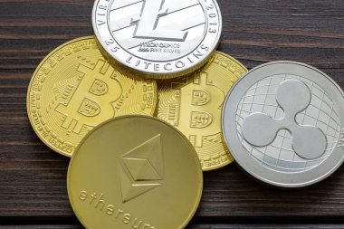 Bitcoins, Ethereum, Litecoin, dalgalanma ve bir masada kripto diğer para yığını.
